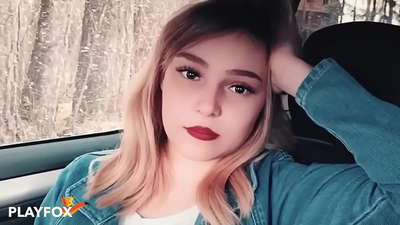 Sexy babe ferħana terda fuq karta ta 'skont